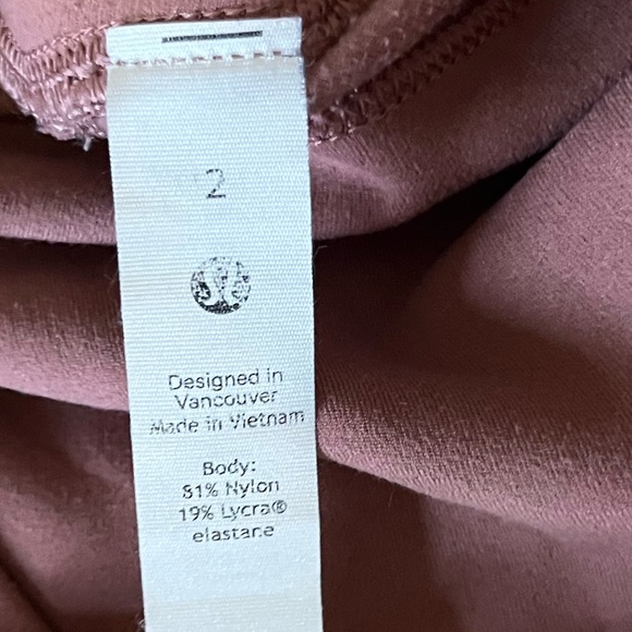 Basically New Lululemon Size 2 Leggings. Originally 110$ - Picture 2 of 3
